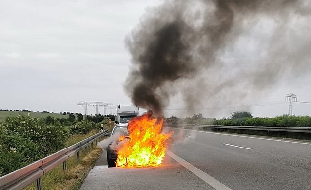 Bild: Auto brennt vollst&auml;ndig aus
