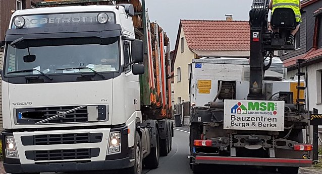 Bild: Die Landstra&szlig;e L1037 ist stellenweise zu schmal f&uuml;r zwei LKW