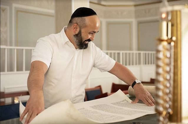 Bild: Reuven Yaacobov arbeitet an einer handgeschriebenen Tora