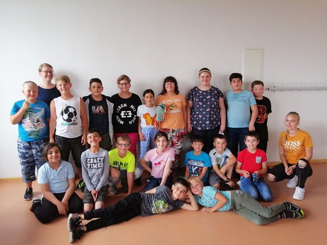 Bild: Die Klasse 3a, Schulsozialarbeiterin Katja Vopel und Klassenlehrerin Frau Gammert bedanken sich f&uuml;r den tollen Besuch!