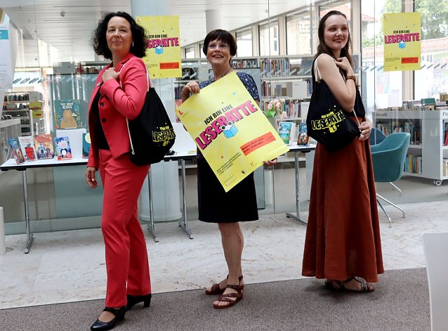 Bild: Startschuss zum Lesefest, v.l.: Vera Angelstein von der Kreissparkasse, Bibliotheksleiterin Hildegard Seidel und Bibliothekarin Susanne Aschoff