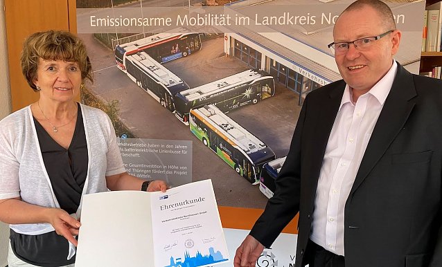 Bild: Steffi Dirumdam vom Regionalen Service-Center der IHK &uuml;bergab an Thorsten Schwarz die Ehrenurkunde zum 30-j&auml;hrigen Firmenjubil&auml;um