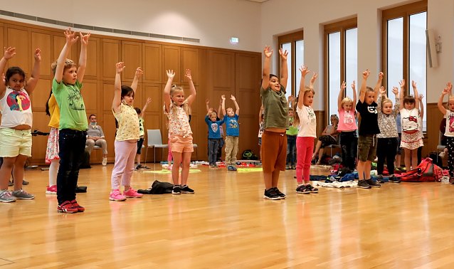 Bild: Yoga �Sonnengru&szlig; zum Abschlussfest Lese&auml;ffchen  