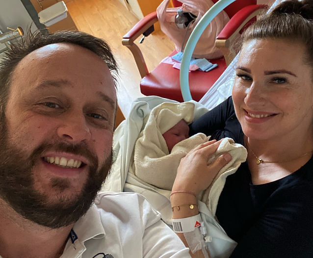 Bild: Die gl&uuml;cklichen und dankbaren Eltern mit Romy Julie kurz nach der Geburt im Hamburger Krankenhaus.