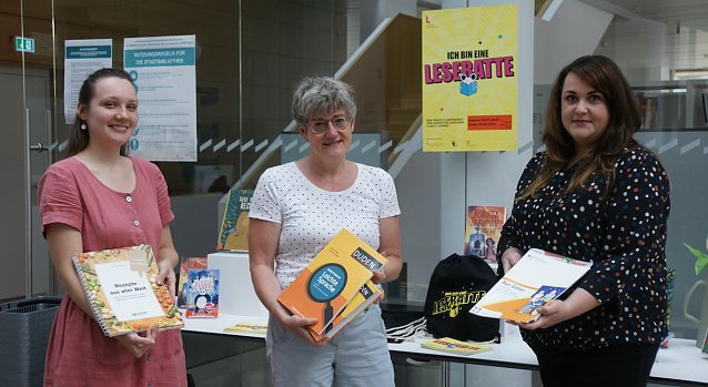 Bild: Eine Kooperationsvereinbarung mit der Stadtbibliothek greift das Thema Leichte Sprache auf. Susanne Aschoff, stellvertretende Bibliotheksleiterin, Stefani M&uuml;ller, Gleichstellungsbeauftragte der Stadt Nordhausen, und Victoria Peinemann, verantwortliche Mitarbeiterin f&uuml;r Leichte Sprache am Bildungscampus, pr&auml;sentieren B&uuml;cher in leichter Sprache