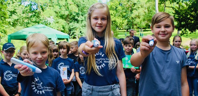 Bild: v.l.: Justus durfte den W&auml;chter am Turm sprechen, Jette gab den Treppenk&auml;fer und Finn f&uuml;hrt als Eichh&ouml;rnchen Fritz durch den Park
