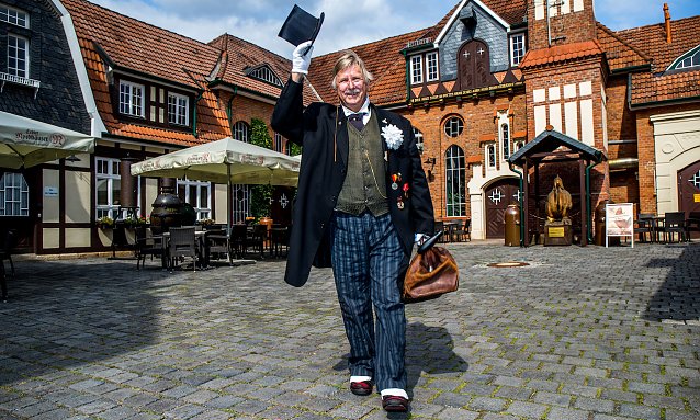 Bild: Professor Zwanziger pr&auml;sentiert sein Buch "Wie&auml;n?" in der Traditionsbrennerei