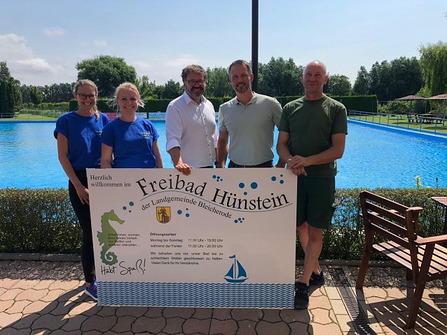 Bild: P&uuml;nktlich um 11 Uhr er&ouml;ffneten B&uuml;rgermeister Frank Rostek, Hauptamtsleiter Roy Becker, Ortschaftsb&uuml;rgermeister Uwe Wenkel gemeinsam mit den Mitgliederinnen des Schwimmbadvereins das Bad.