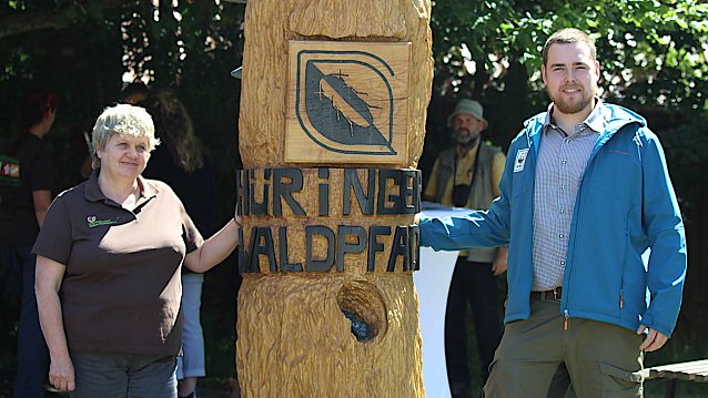 Bild: Astrid Koschorrek und Philipp Sch&uuml;rmann am Ausgangspunkt des "Urwaldpfades" in R&uuml;digsdorf