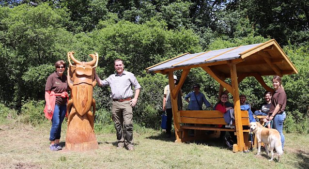 Bild: Der gro&szlig;e Holzk&auml;fer fand gleich auf der ersten Wanderung viele Freunde 