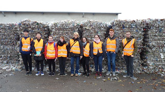 Bild: Studierende des Studiengangs Umwelt- und Recyclingtechnik mit ihrer Professorin Sylvia Dannewitz auf Exkursion zum Thema Kunststoffrecycling bei Veolia Umweltservice Ost GmbH & Co. KG in Nordhausen