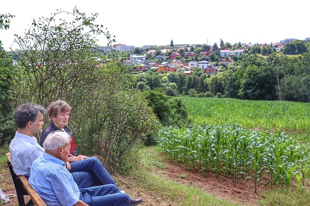Bild: Neue Bank am Kaiserweg - Familie Hartmann und Oberb&uuml;rgermeister Kai Buchmann (Mitte)