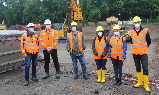Bild: Torsten Mei&szlig;ner und Friedrich Leifheit mit Studierenden des Studiengangs Geotechnik vor dem Gro&szlig;drehohrger&auml;t BG 30 auf der Baustelle in Arnstadt