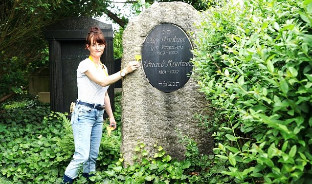 Bild: Projektleiterin Marie-Luis Zahradnik bei der Reinigung eines Grabmals auf dem Nordh&auml;user j&uuml;dischen Friedhof, welches zusammen mit der Nummerierung der Grabmale als Teil der Dokumentation durchgef&uuml;hrt wird