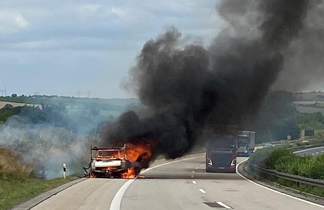 Bild: Wohnwagen brannte ausf der Autobahn aus