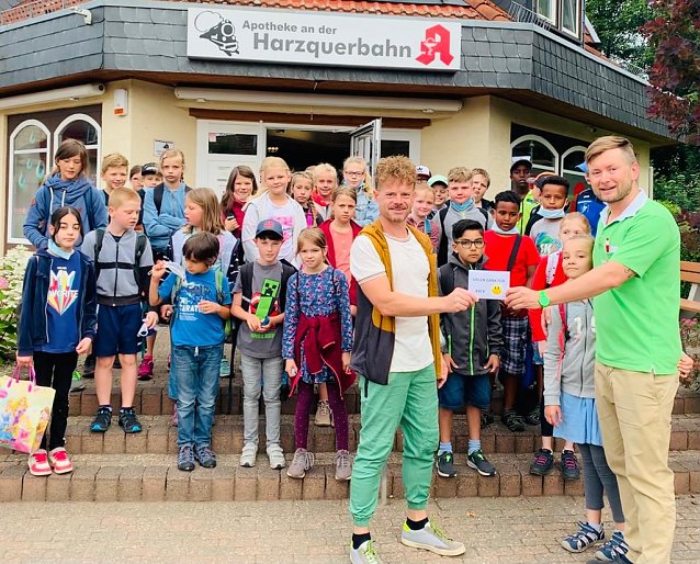 Bild: Apotheker Frank Kubatschka spendete der Ilfelder Grundschule 430 Euro