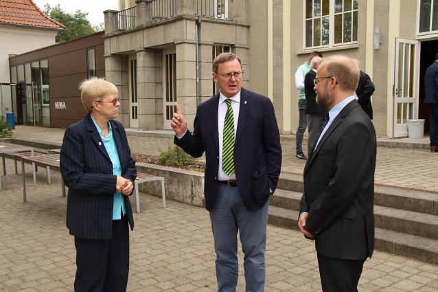 Bild: Drei vom Fach: Ministerpr&auml;sident Ramelow (Mitte) spricht mit Prof. Uta Breuer und Prof. Elmar Hinz &uuml;ber die Folgen des Kali-Bergbaus