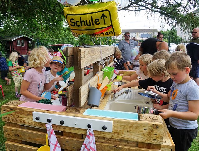 Bild: Die Matschk&uuml;che war das Abschiedsgeschenk der Vorschulkinder-Eltern an den Kindergarten. 