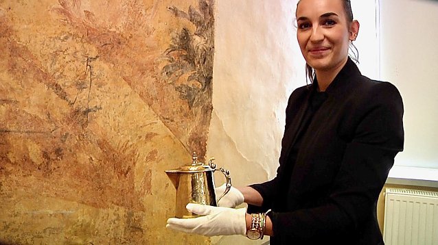 Bild: Museumsleiterin Sophie Kamprad brachte gestern das Highlight der Ausstellung an seinen neuen Platz