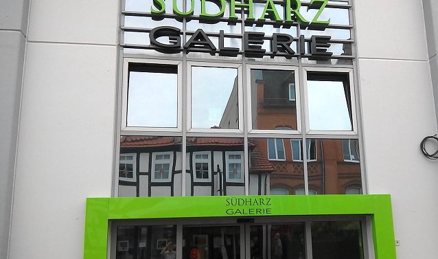 Bild: Neu gestaltet sind auch die Eing&auml;nge, hier der an der Reichsstra&szlig;e. � ���������������������������������������������������������