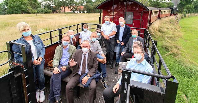 Bild: Corona-gerechte Premierenfahrt: Die anwesenden Ehreng&auml;ste genossen am heutigen Vormittag die erste Fahrt im neuen Schienencabrio, welches ab heute fahrplanm&auml;&szlig;ig auf der Selketalbahn eingesetzt wird.