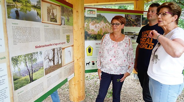 Bild: Ortschaftsb&uuml;rgermeister Katrin Sch&ouml;nemann (links), Ortschaftsrat Lars Wilke und Projektleiterin Heike Stolle im Gespr&auml;ch &uuml;ber die neuen Infotafeln im Pavillon