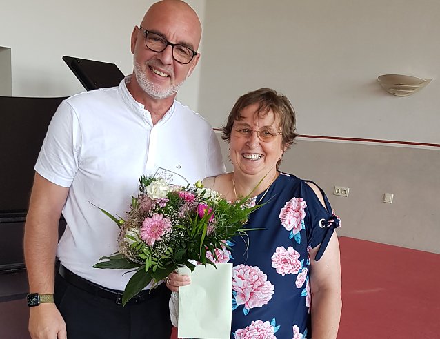 Bild: Nach 41 Dienstjahren freut sie sich auf eine ruhige Zeit ohne Dienstversammlungen und Taschenrechner - Martina Gerhardt, hier mit Schulleiter Andreas Trump.