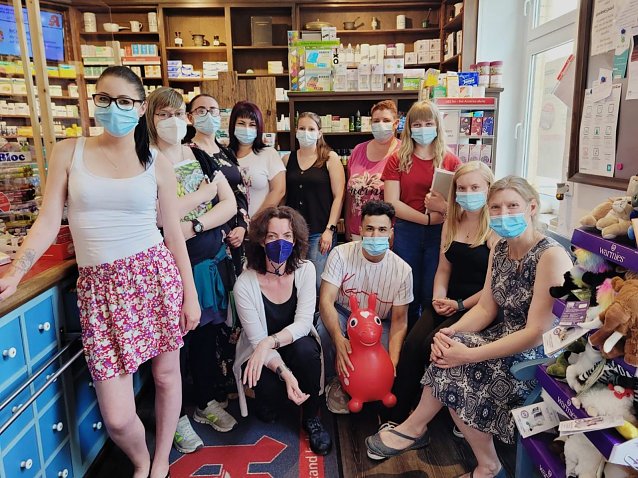 Bild: Praxisbesuch in der L&ouml;wenapotheke � Die IWK-Azubis mit Klassenlehrerin Susanne Gallas und Inhaberin Diana Theumer