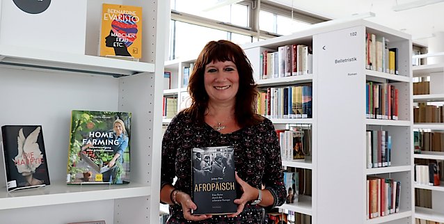 Bild: Bibliotheksmitarbeiterin Andrea Wilke pr&auml;sentiert Neuerscheinungen.