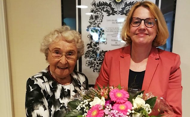 Bild: Jutta Krauth gratuliert Erika Schirmer zum 95. Geburtstag 