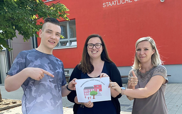 Bild: Johannes Rotter (links), unterst&uuml;tzte bei der digitalen Umsetzung der Ideen, Jessika Wacker (Mitte), die Verantwortliche der Mediengruppe und rechts die stellvertretende Schulleiterin Karolin Picht