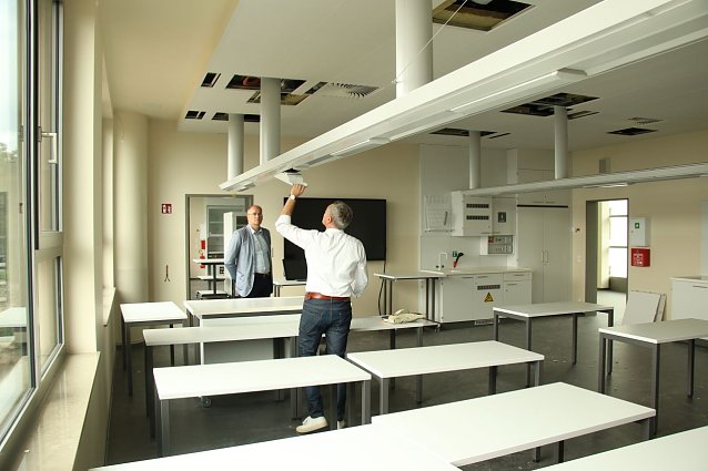 Bild: Die Fachkabinette sind best&uuml;ckt, warten mit allerlei Technik auf und warten auf ihre neuen Nutzer. Dem Kollegium wird man die Nutzung der Technik vor Schuljahresbeginn noch einmal in zwei Workshops nahe bringen