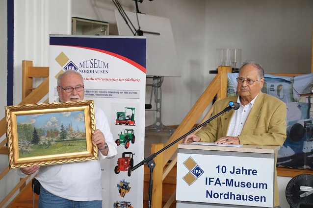 Bild: Geschenk Nummer zwei erhielt das Museum aus der Hand von Hans-Dieter Werther 