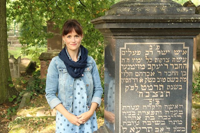 Bild: Dr. Marie-Luis Zahradnik k&uuml;mmert sich um den Friedhof und seine steinernen Zeitzeugen