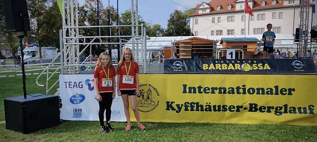 Bild: Mina Karl und Annabell Huck beim Kyffh&auml;user-Berglauf