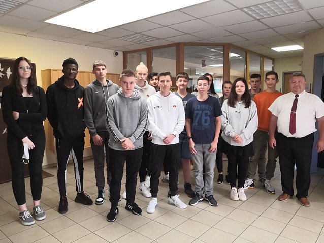 Bild: Die Klasse 10a der Petersbergschule besuchte das Krematorium in Kinderode