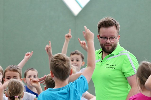 Bild: Markus Albitz, Eventmanager bei Contacts & Sports im Juli dieses Jahres, mit Kindern der Staatlichen Grundschule "Franzberg"