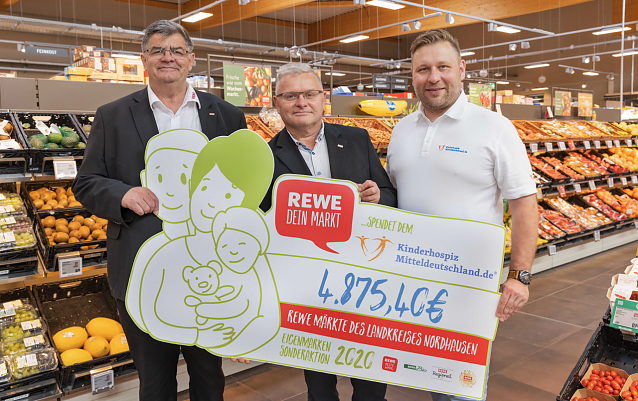 Bild: v.l.n.r.: Stefan Bachmann, Gebietsmanager bei der REWE-Markt GmbH; Helge Malerz, Vertriebsleiter der REWE-Markt GmbH; Stephan Masch, Pressesprecher der gemeinn&uuml;tzigen Kinderhospiz Mitteldeutschland GmbH bei der Spenden&uuml;bergabe