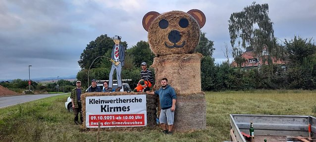 Bild: Die Kirmesburschen aus Kleinwerther haben ihr Maskottchen schon aufgestellt