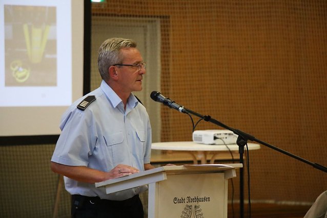 Bild: Thomas Schink&ouml;th erl&auml;uterte die M&ouml;glichkeiten der Nordh&auml;user Feuerwehren im Wasserschutz