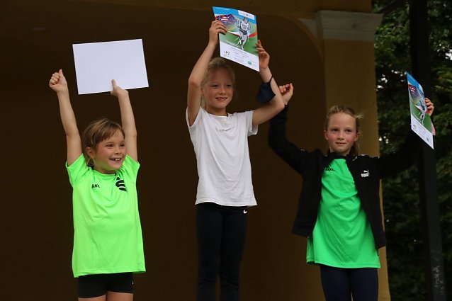 Bild: Die ersten auf dem Treppchen: ganz oben auf Platz 1 Lea Festa von der F&ouml;rstemann-Grundschule, Silber holte Nele Schiek aus Ilfeld und Rang 3. ging an Nine Oberb&uuml;chler aus Ellrich