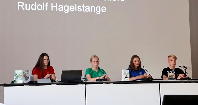 Bild: Gestern pr&auml;sentierten die Sieger ihren Film im Ratssaal