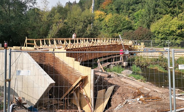 Bild: Die Firma Henningbau aus Urbach errichtet die Br&uuml;cke &uuml;ber die Bere in Niedersachswerfen. N&auml;chste Woche soll das Bauwerk betoniert werden.