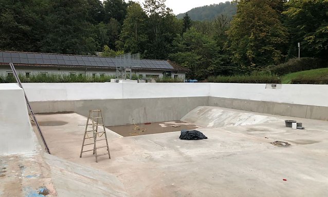 Bild: Das Schwimmbecken im Ilfelder Waldbad ist fertig betoniert.