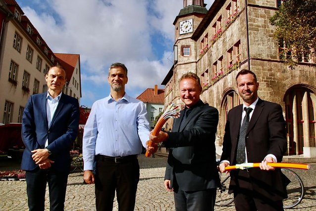 Bild: Nordhausen soll "Gigabit-Leuchtturm" werden: v.l. Martin Juckeland vom Amt f&uuml;r Stadtentwicklung, Oberb&uuml;rgermeister Kai Buchmann, Telekom Regionalleiter Rainer Frank und Regionalmanager Roman Gebhardt