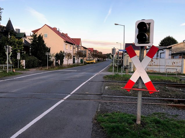 Bild: Blick in die Geschwister-Scholl-Stra&szlig;e in Niedersachswerfen mit dem Bahn&uuml;bergang der HSB