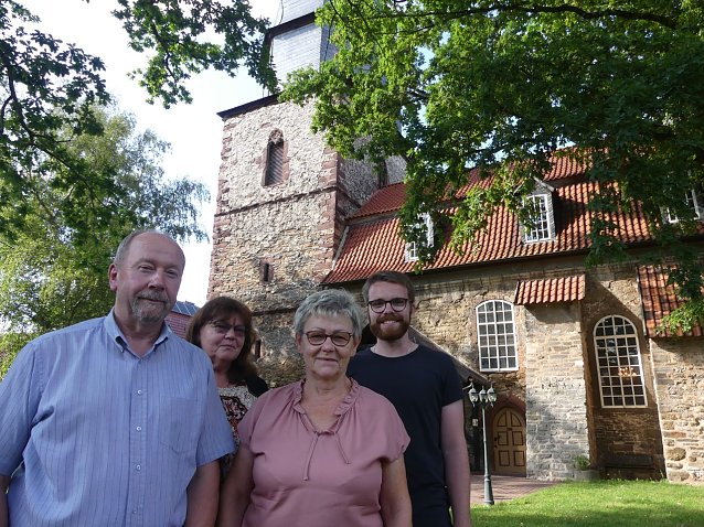 Bild: Herr B&uuml;hling, Frau Lapucha, Frau B&uuml;hling, Herr Bischoff vor der Kirche St. Martin und Johannes in Bielen