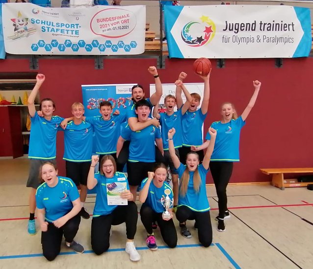 Bild: Siegerfoto des jubelnden Basketball-Mixed-Teams mit Trainer und Sportlehrer Martin Schneider 
