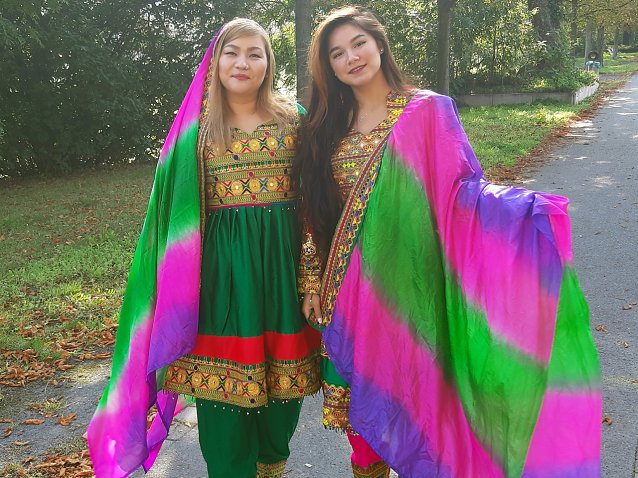 Bild: Zahra Nazari und Sara Rasuli in traditioneller Kleidung
