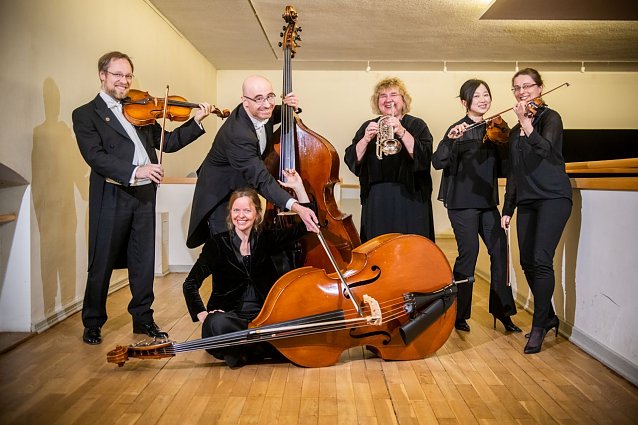 Bild:  Violine: Aleksandra Zubova, Sylvia Weber Viola: Tobias Hauer Violoncello: Lidewij Faber Kontrabass: Martina Zimmermann Trompete: Britta Corell-Zerres Klavier: Ronald Uhlig